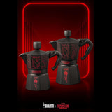 Bialetti Moka Express Stranger Things Cafetera de 3 tazas, Botón de música con función de carga USB-C, No apta para placas de inducción, 3 tazas (130 ml), Negra