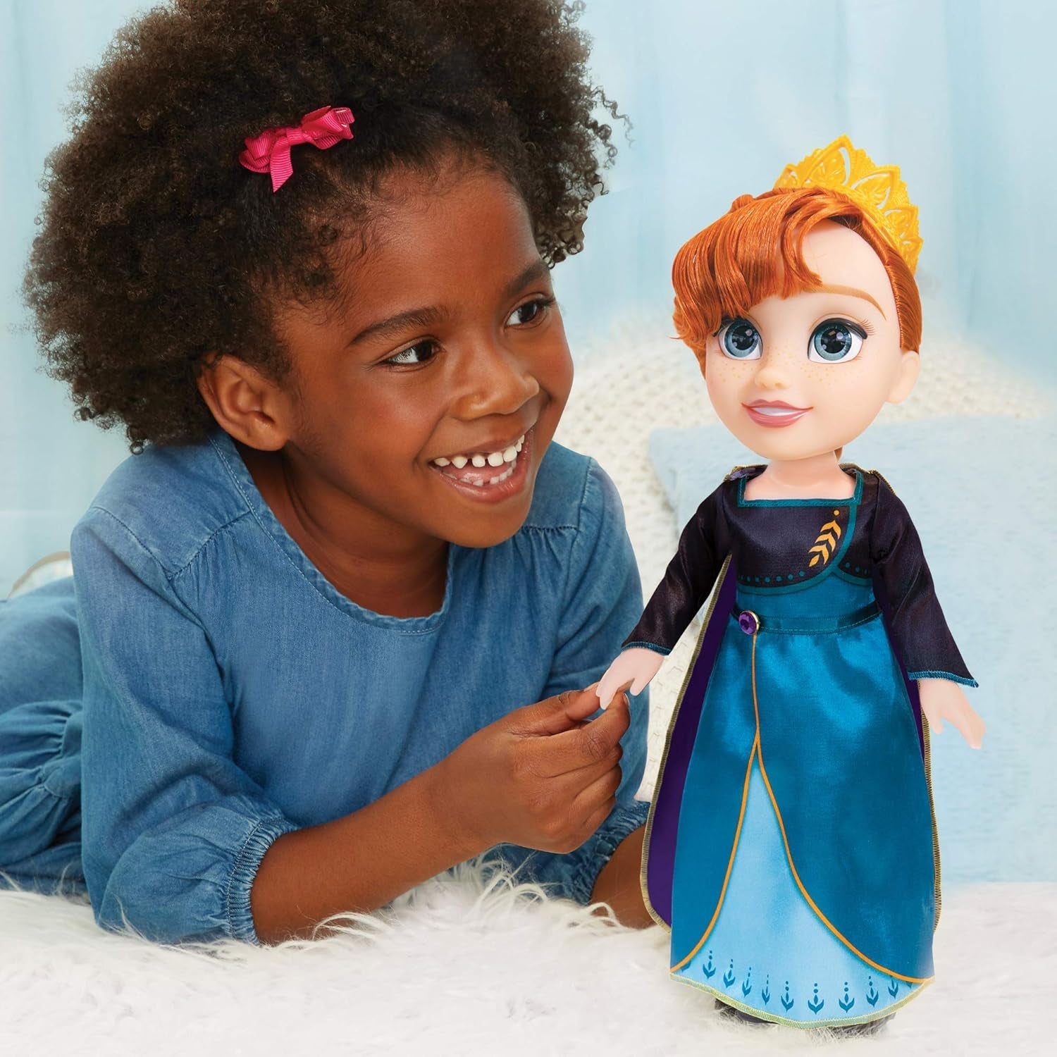 Muñeca Anna Disney Frozen 2: una muñeca articulada de 35 cm de altura con un icónico vestido de moda con el escudo de Arendelle y una tiara para mayor diversión, para niñas de 3 años en adelante