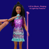 Barbie GYJ22 - escenario gratuito para la muñeca Big Dream Brooklyn (aprox. 30 cm, coletas marrones) con canciones de películas, luces, micrófono y accesorios, regalo para niños a partir de 3 años Naty Shop Dolls