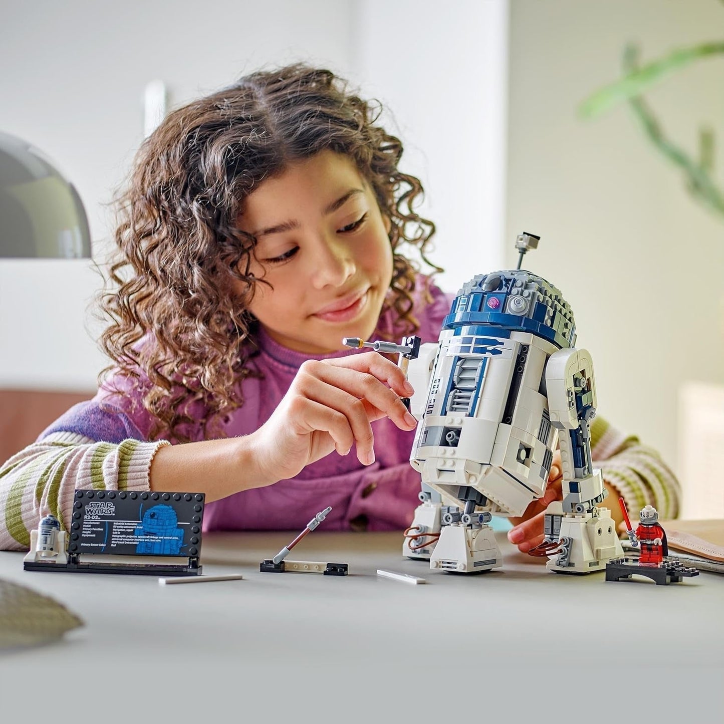 LEGO Star Wars Set de modelos R2-D2 para niños, niños y niñas, figura de droide para construir con minifigura del 25.º aniversario de Darth Malek y placa decorativa, idea de regalo de colección 75379 Juegos de construcción Besuche den LEGO-Store