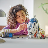 LEGO Star Wars Set de modelos R2-D2 para niños, niños y niñas, figura de droide para construir con minifigura del 25.º aniversario de Darth Malek y placa decorativa, idea de regalo de colección 75379 Juegos de construcción Besuche den LEGO-Store