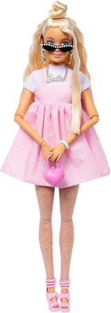 Muñeca Barbie Deluxe Style núm. 3 con traje Barbiecore, cabello rubio recogido en un moño alto, vestido rosa pastel con lazo extragrande y accesorios como medias de rejilla, HYV27