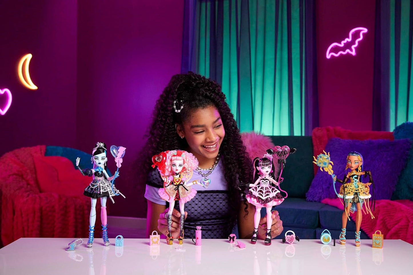 Muñeca Monster High Scary Sweet Birthday Cupido Asteria con vestido de fiesta rosa y rojo con accesorios temáticos como invitación, globo, regalo y más, JBG77