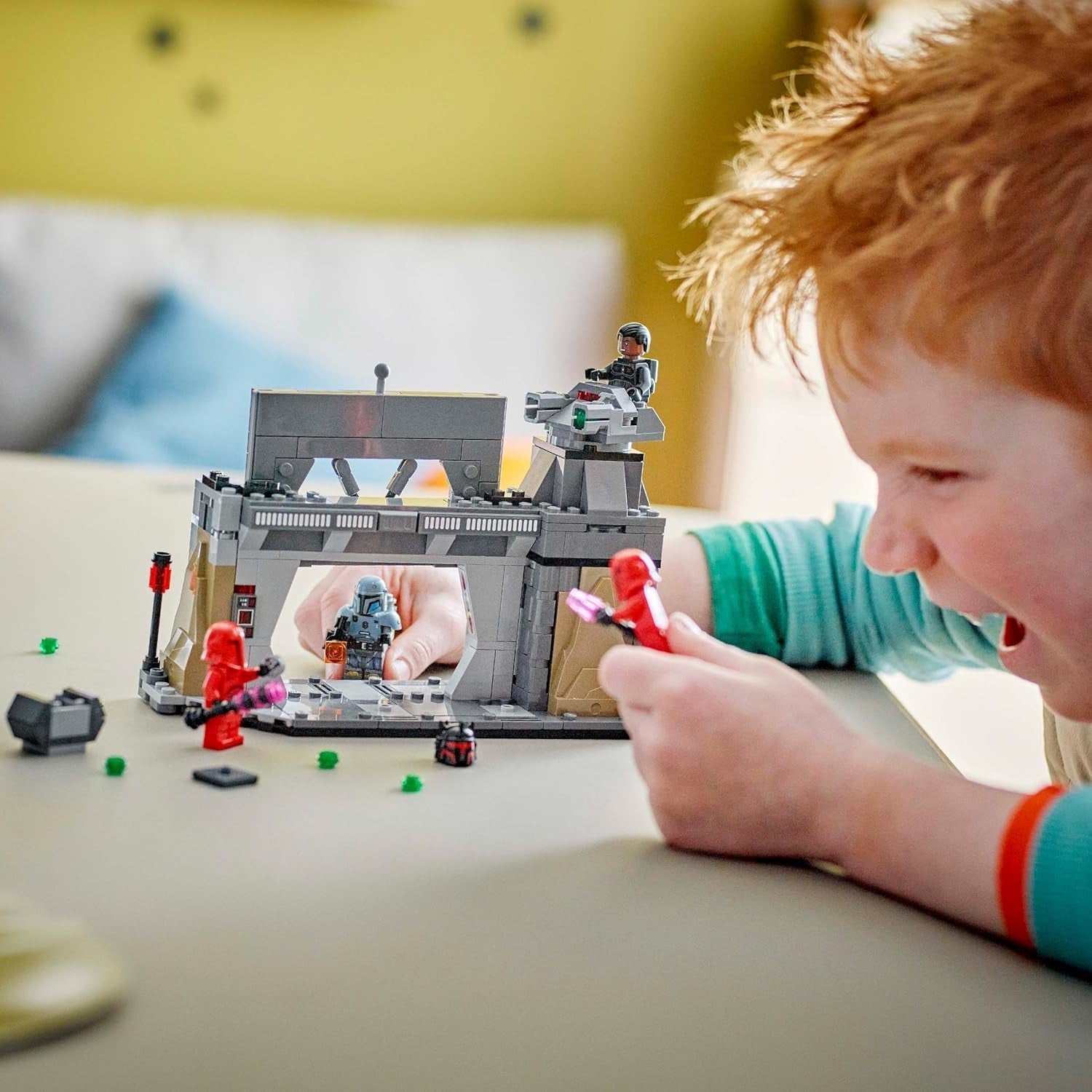 LEGO Star Wars: El duelo mandaloriano entre Paz Vizsla y Moff Gideon, juguete de construcción coleccionable para niños, idea de regalo para niños y niñas creativos mayores de 7 años, Juguete mandaloriano 75386 Juegos de construcción Beuche den LEGO-Store
