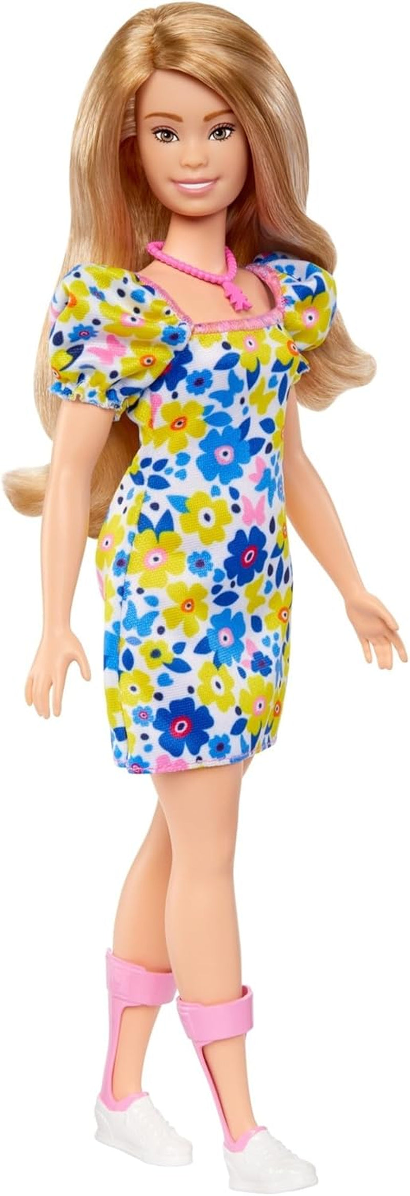 Muñeca Barbie Fashionistas, desarrollada con la Sociedad Nacional del Síndrome de Down, con cabello rubio y un atuendo moderno con un vestido floral y zapatillas blancas, para edades de 3 años en adelante, HJT05