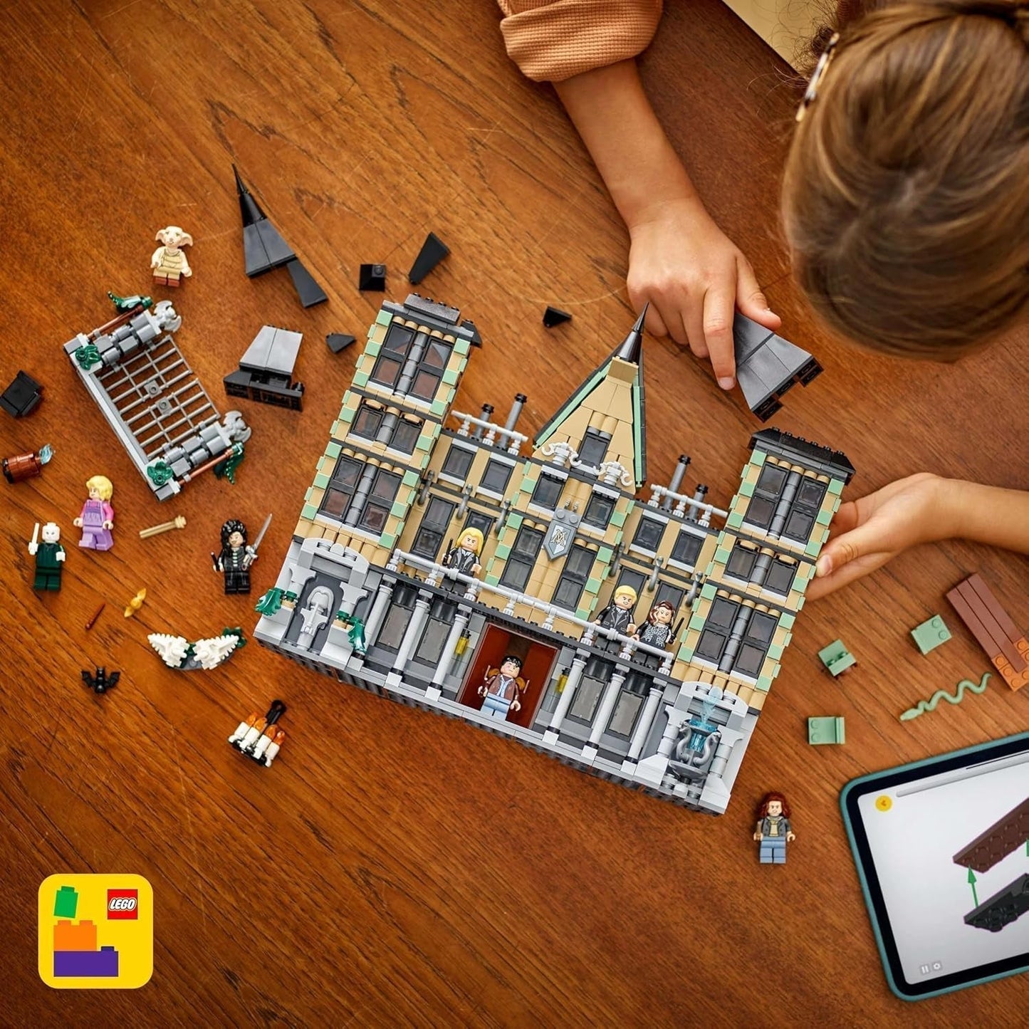 LEGO Harry Potter Finca de la Familia Malfoy, fantástico juguete para coleccionar y exponer, regalo para niños, niñas y fans del mundo mágico, idea de regalo con 9 minifiguras 76453 Juegos de construcción Besuche den LEGO-Store