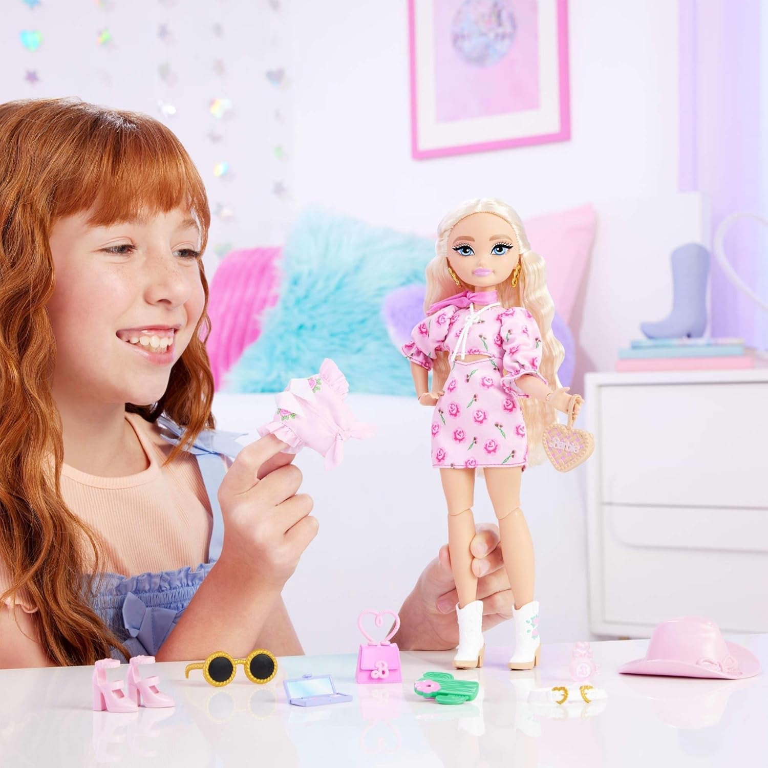 Conjunto de looks Barbie Dream Besties Festival, con muñeca Barbie Malibu con cabello largo y rubio para peinar y más de 10 prendas y accesorios removibles, JGH87