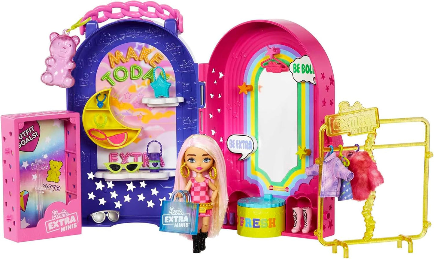 Barbie Extra Minis, Mini Muñeca Extra y Juego Boutique, Armario con Gabinetes, Estantes, Espejos, Plataforma 360, Mini Muñeca Extra con Accesorios para el Cabello Rosa, HHN15