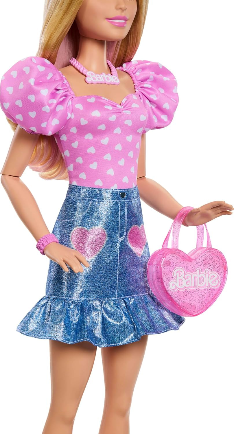 Muñeca Barbie de moda, 71cm, rubia, con ropa desmontable, falda vaquera superior rosa, botas vaqueras, collar y bolso HYT84