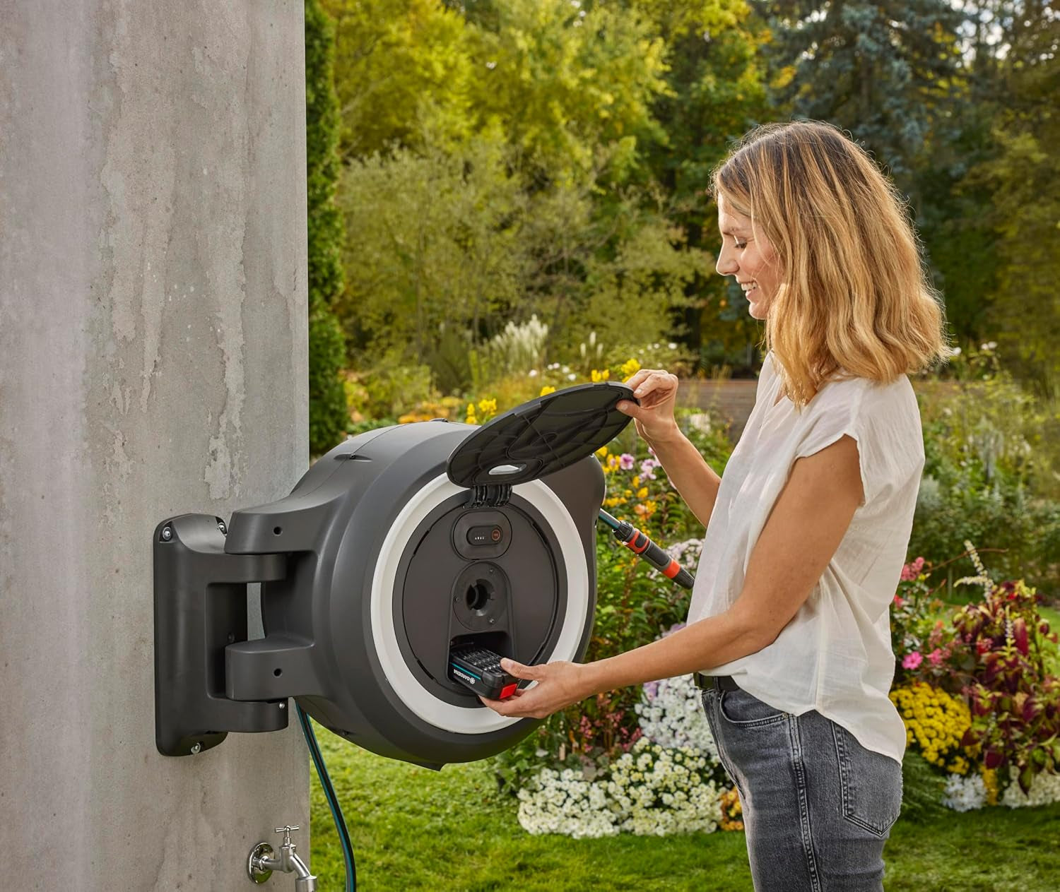 Gardena PowerRoll XXL Solo Caja de manguera de pared inalámbrica: Enrollador de manguera automático con manguera de jardín de 40 m, guía de manguera y RollControl, funciona con pilas, resistente a los rayos UV y a las heladas (18647-55)