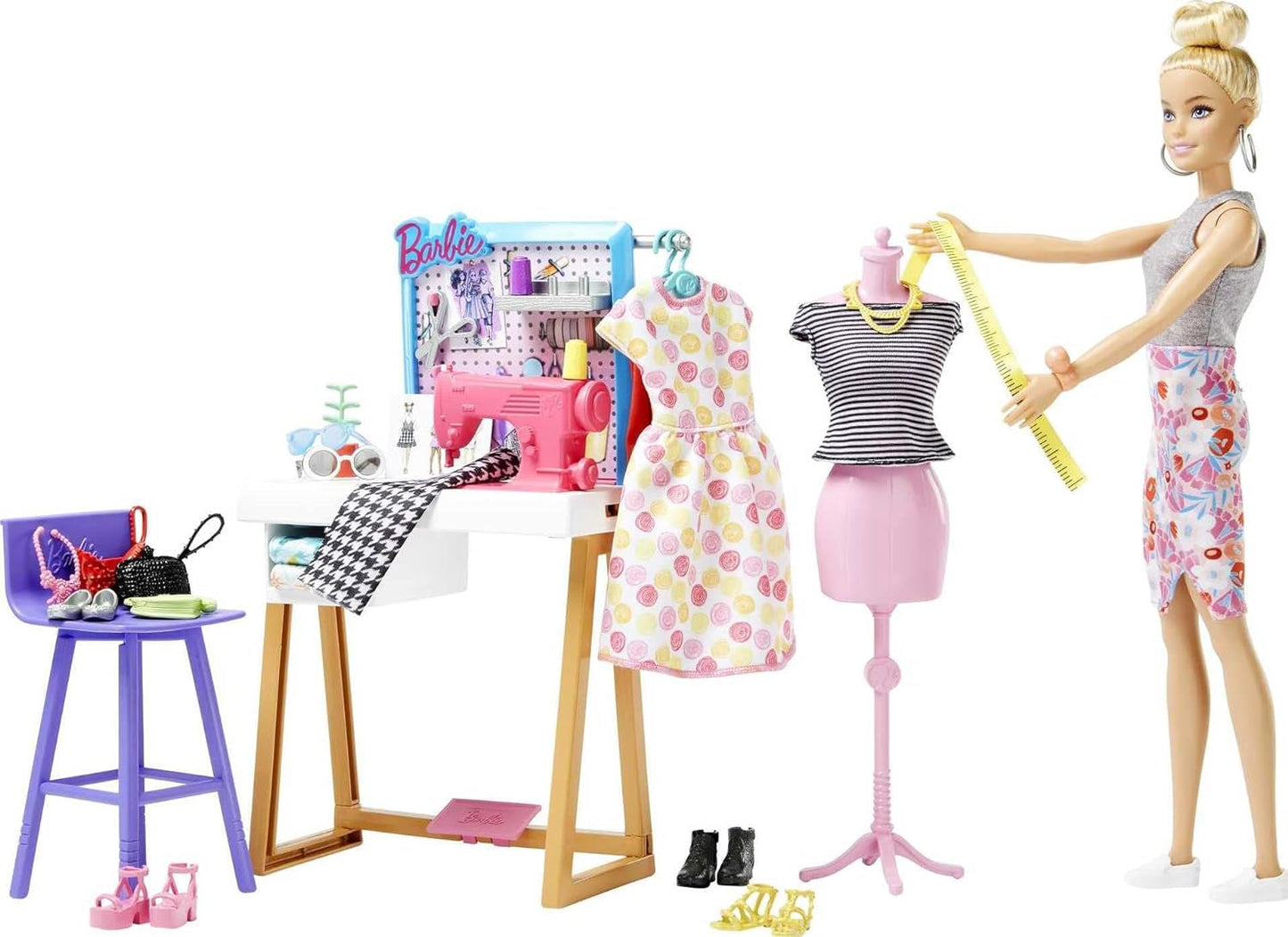 Barbie HDY90 - Muñeca de diseñador de moda (30,40 cm) y estudio, más de 25 accesorios de diseño y moda, escritorio de diseño, silla, máquina de coser, muestras textiles, maniquí y más, juguete para mayores de 3 años