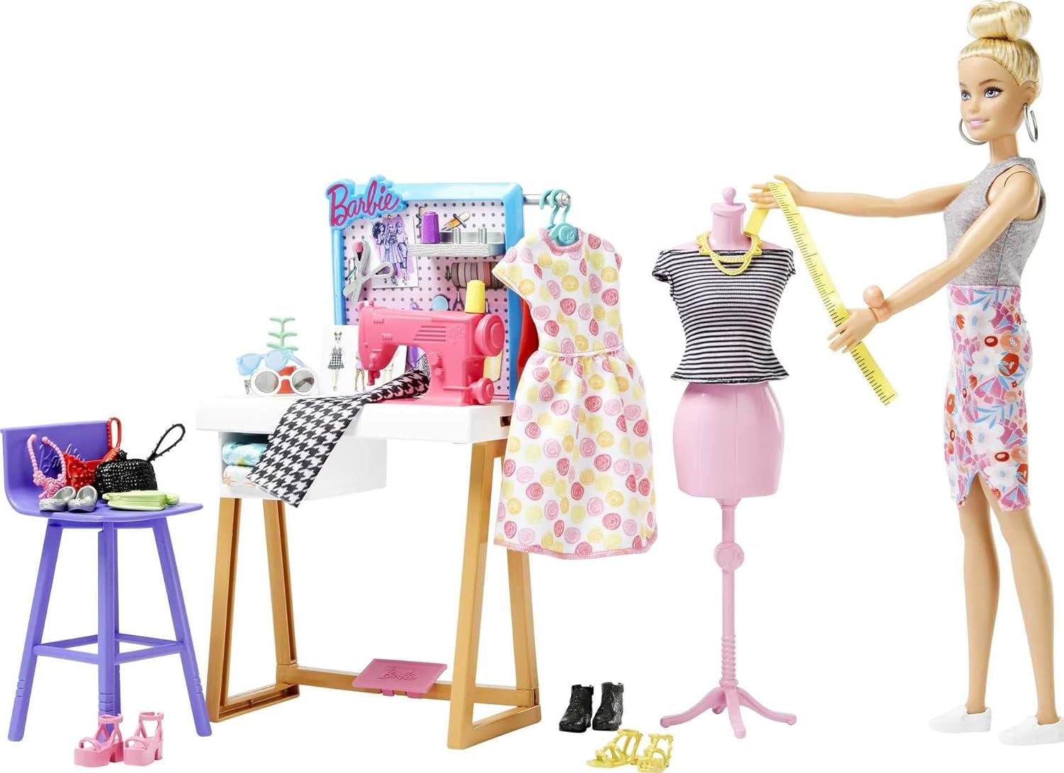 Barbie HDY90 - Muñeca de diseñador de moda (30,40 cm) y estudio, más de 25 accesorios de diseño y moda, escritorio de diseño, silla, máquina de coser, muestras textiles, maniquí y más, juguete para mayores de 3 años