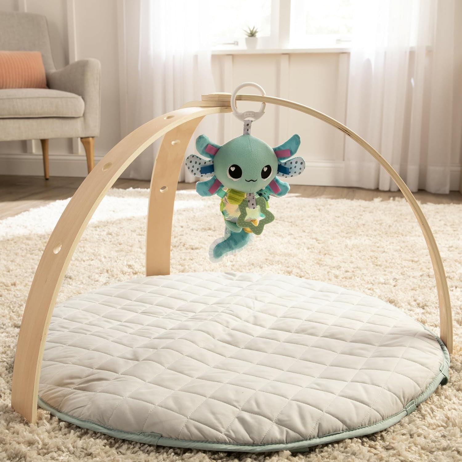LAMAZE Alise Axolotl - Juguete para cochecito Clip & Go - Juguetes sensoriales para bebés - Juguetes de aprendizaje temprano para bebés de 0 a 6 meses - Diseñados por expertos para recién nacidos - Regalos para baby shower Bebe Naty Shop Toys