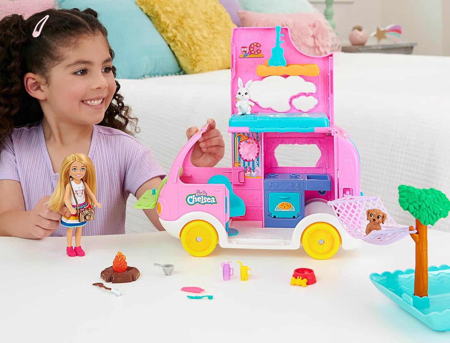 Caravana Barbie Chelsea 2 en 1: vehículo de juguete con piscina, hamaca y comedor para juegos imaginativos y cuentos, a partir de 3 años, HNH90