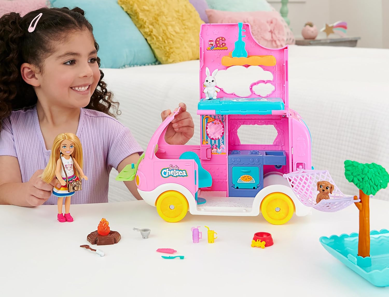 Caravana Barbie Chelsea 2 en 1: vehículo de juguete con piscina, hamaca y comedor para juegos imaginativos y cuentos, a partir de 3 años, HNH90