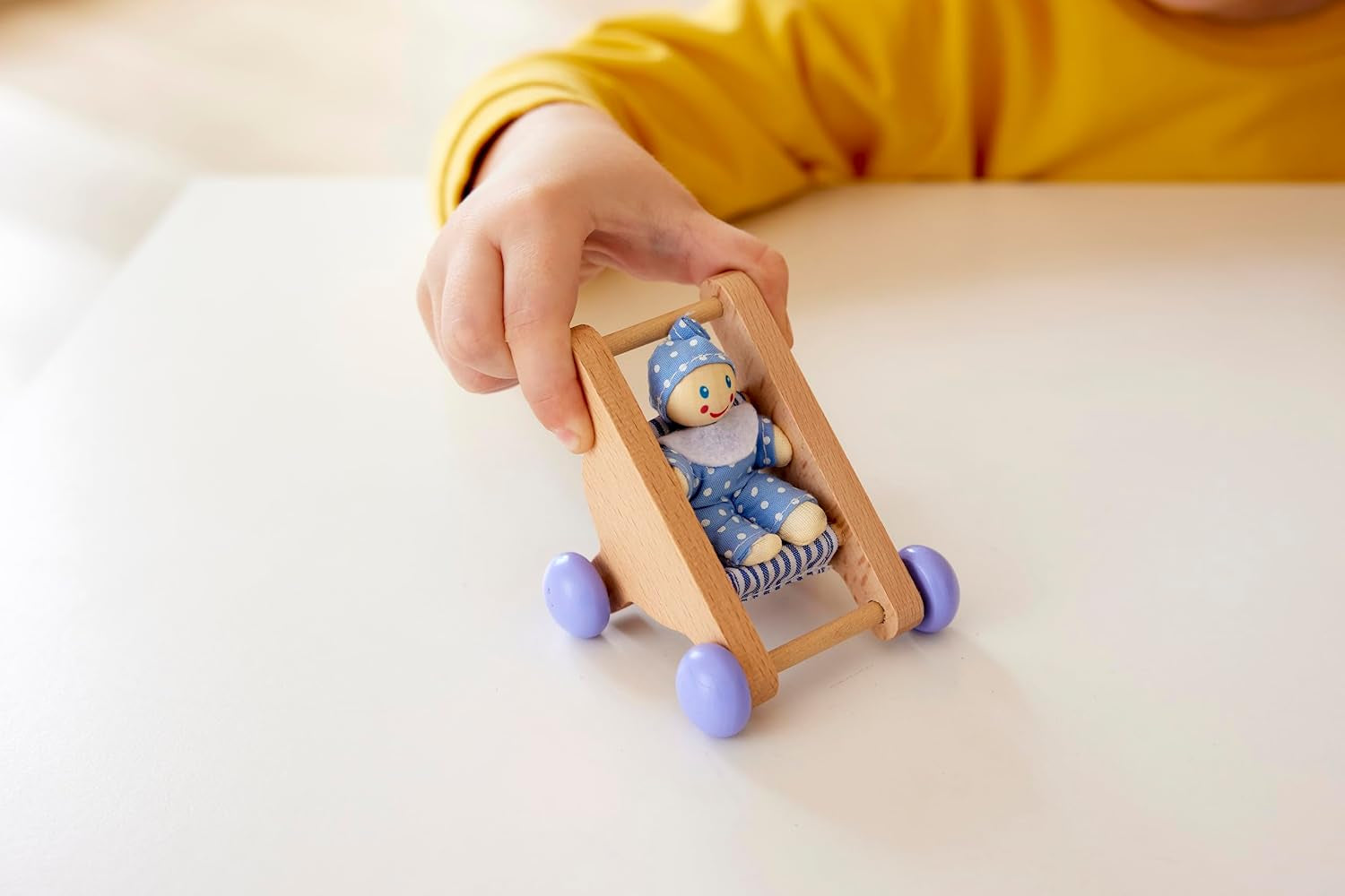 Hape Baby Room - Juego de habitación para muñecas de madera, muebles para muñecas, accesorios para casa de muñecas para niños pequeños, habitación para bebés en miniatura con columpio y accesorios, juego de rol para niños de 3 años