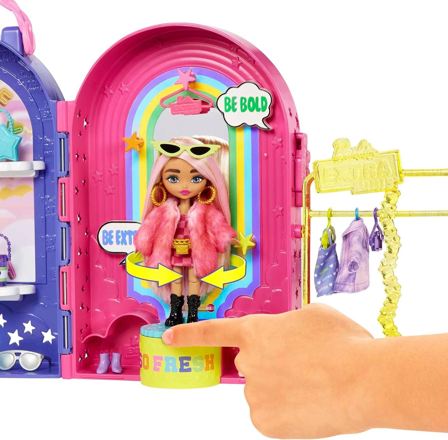 Barbie Extra Minis, Mini Muñeca Extra y Juego Boutique, Armario con Gabinetes, Estantes, Espejos, Plataforma 360, Mini Muñeca Extra con Accesorios para el Cabello Rosa, HHN15