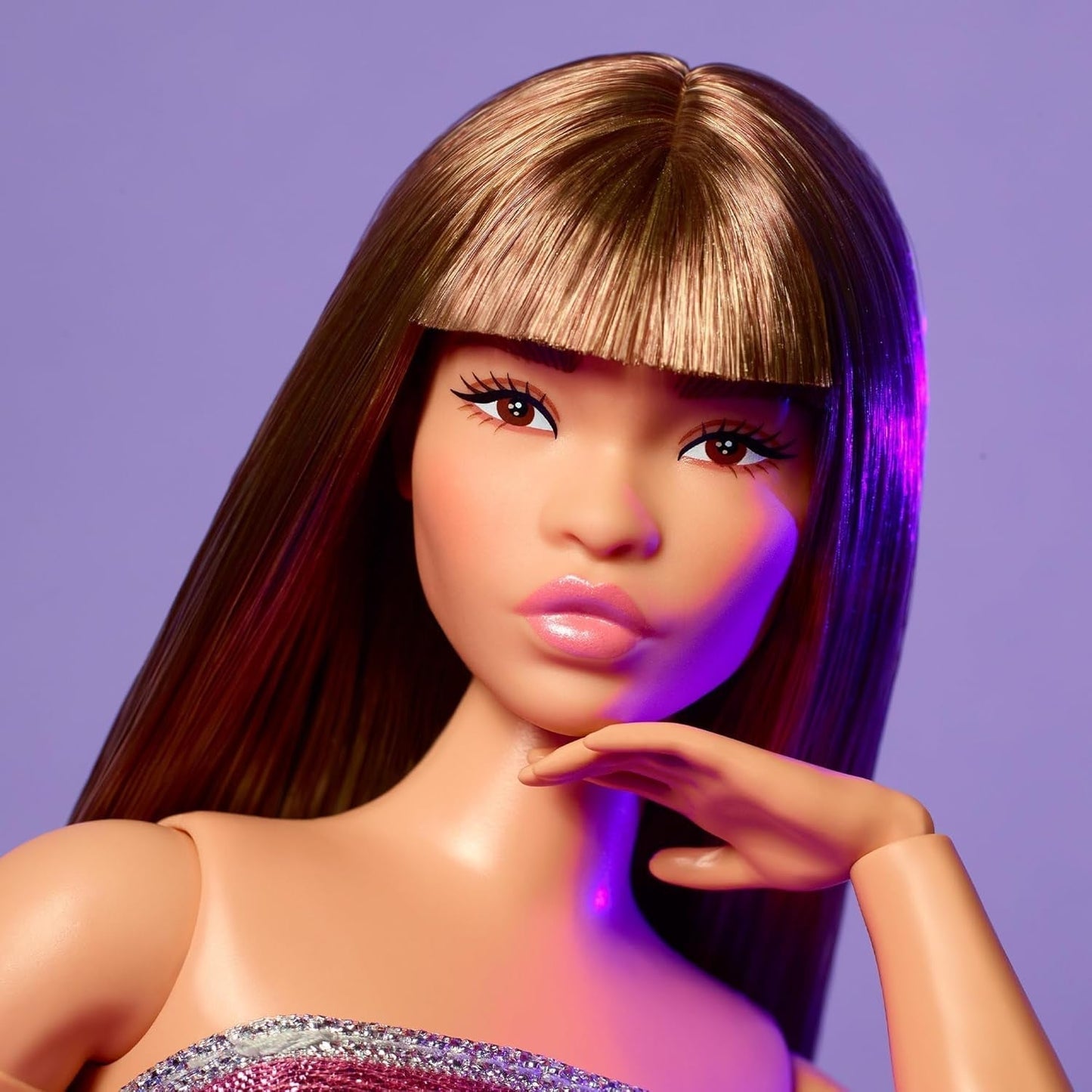 Muñeca Barbie Looks, figura coleccionable núm. 24 con cabello castaño y moda moderna Y2K, vestido brillante sin tirantes con tacones altos abiertos, muñecas HRM16 Naty Shop