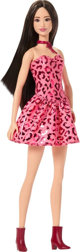 Muñeca Barbie Fashionistas núm. 246 con un vestido rosa sin tirantes con estampado de leopardo, cabello negro y accesorios como un collar con lazo y botas, JJN59