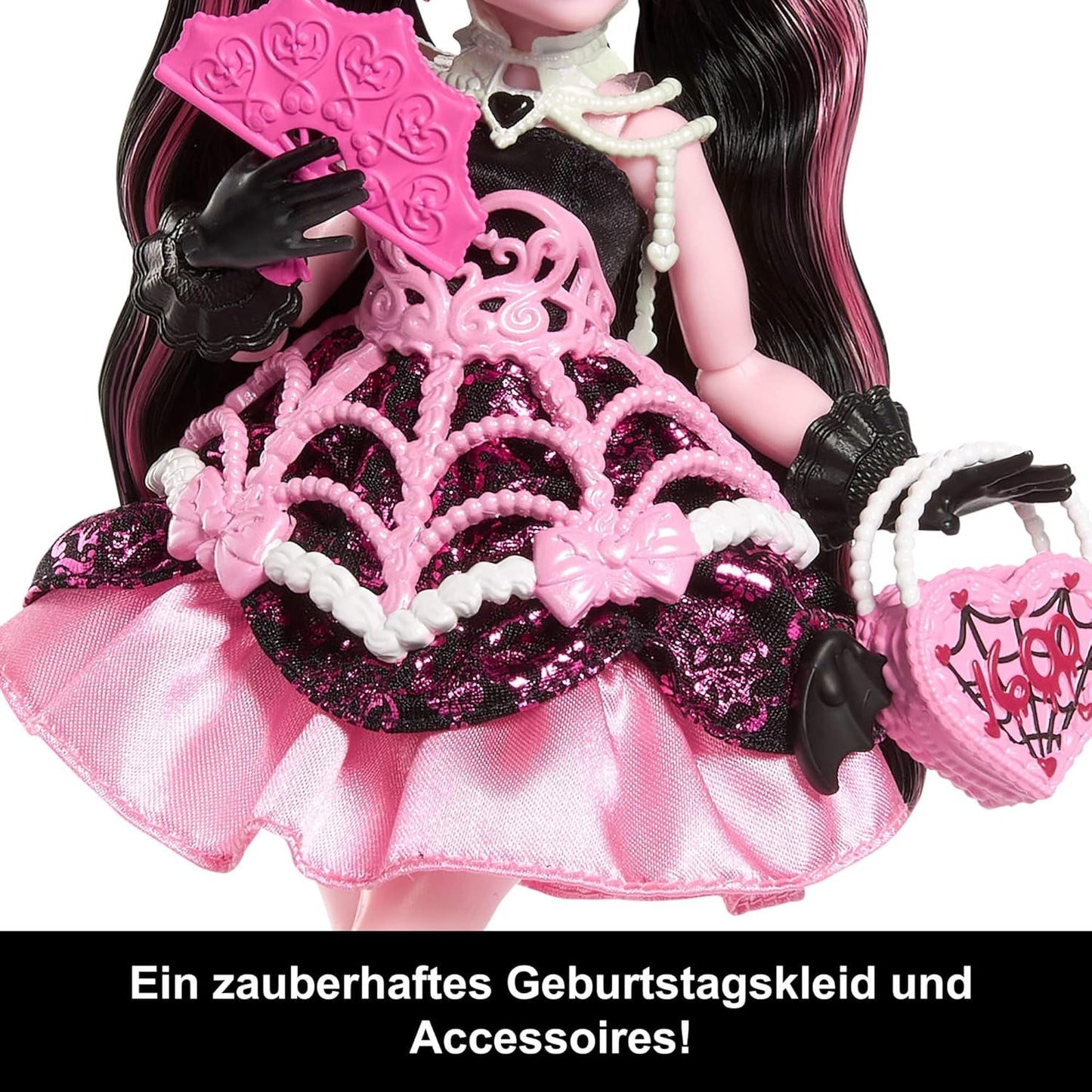 La aterradora y dulce muñeca de cumpleaños Monster High Draculaura con un vestido de fiesta rosa con accesorios temáticos como invitación, globo, regalo, abanicos y más, JBG74