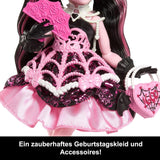 La aterradora y dulce muñeca de cumpleaños Monster High Draculaura con un vestido de fiesta rosa con accesorios temáticos como invitación, globo, regalo, abanicos y más, JBG74