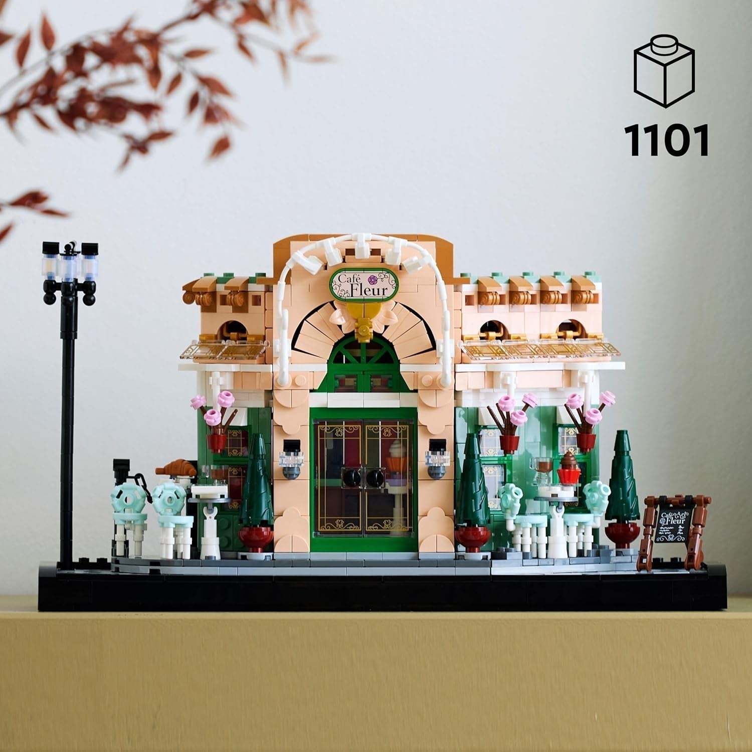LEGO Icons French Café - Decoración para salón u oficina - Set de construcción para adultos que incluye fachada pintoresca, maceta colgante y sillas - Regalo para hombres y mujeres 10362 Juegos de construcción Besuche den LEGO-Store