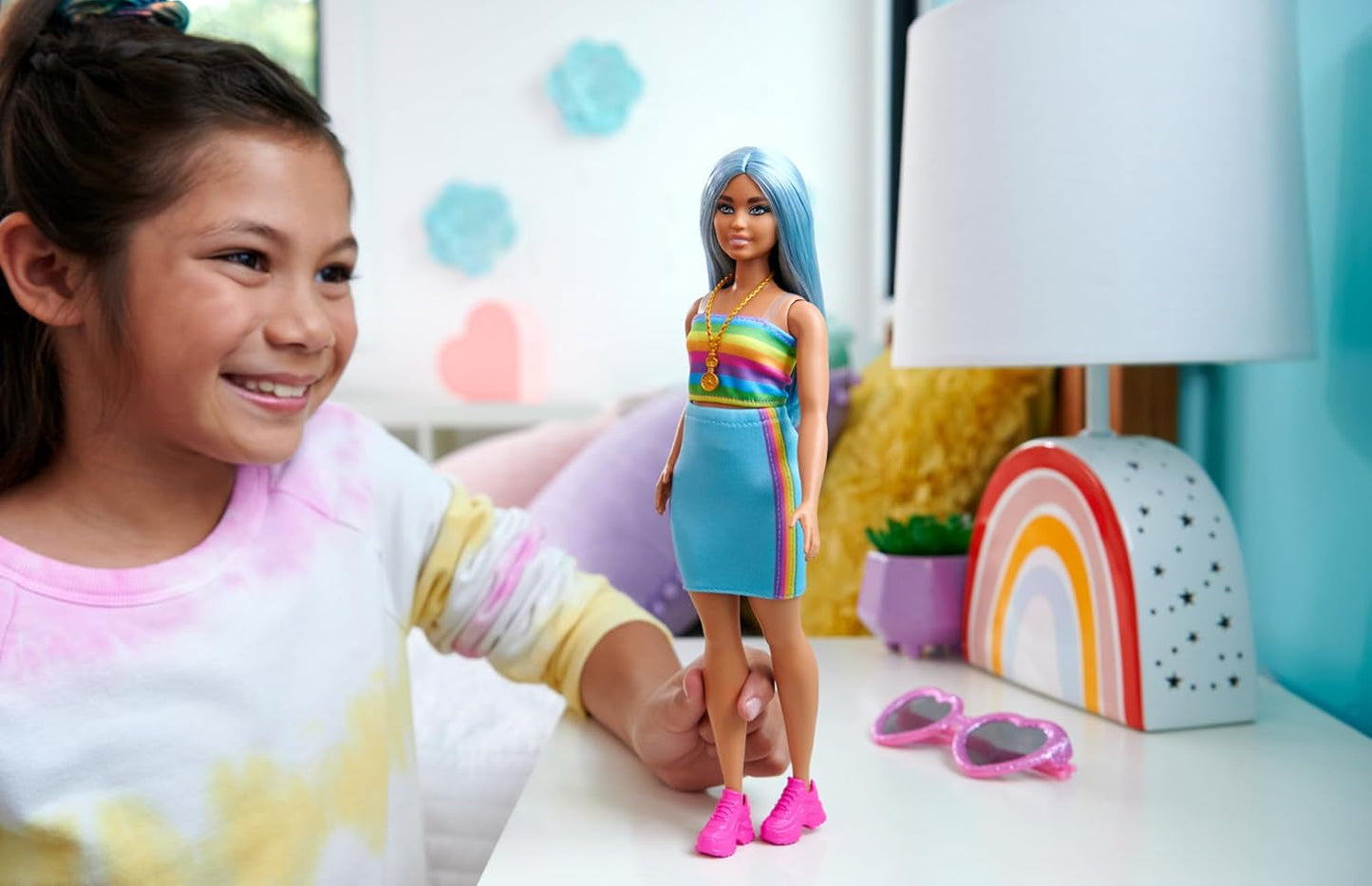 Muñeca Barbie Fashionistas núm. 218 con cabello largo azul, blusa arcoíris y falda turquesa, muñeca de moda coleccionable del 65 aniversario, HRH16