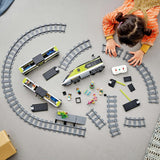 LEGO City Tren Expreso de Pasajeros, Set de Tren con Control Remoto, Ferrocarril de Juguete con Faros, 2 Vagones y 24 Elementos de Vía, Regalo para Niños, Niños y Niñas 60337 Juegos de Construcción Besuche den LEGO-Store