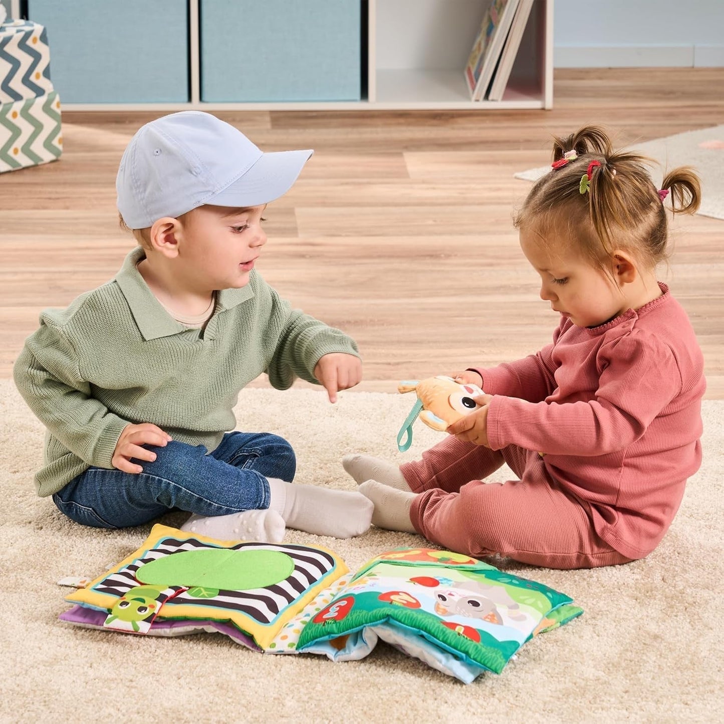 VTech Baby Mi gran libro de peluche - Libro/libro para tocar y sentir con música y sonidos - Libro de tela con elementos móviles - Juguete para la motricidad y los sentidos - Para bebés y niños de 3 a 24 meses Bebe Naty Shop Toys