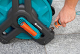 Gardena Classic Wall Hose Reel Set 50: Enrollador de manguera móvil, compacto, montable en la pared y extraíble en cualquier momento, con manguera de 20 m, boquilla pulverizadora y piezas de sistema (8009-20)