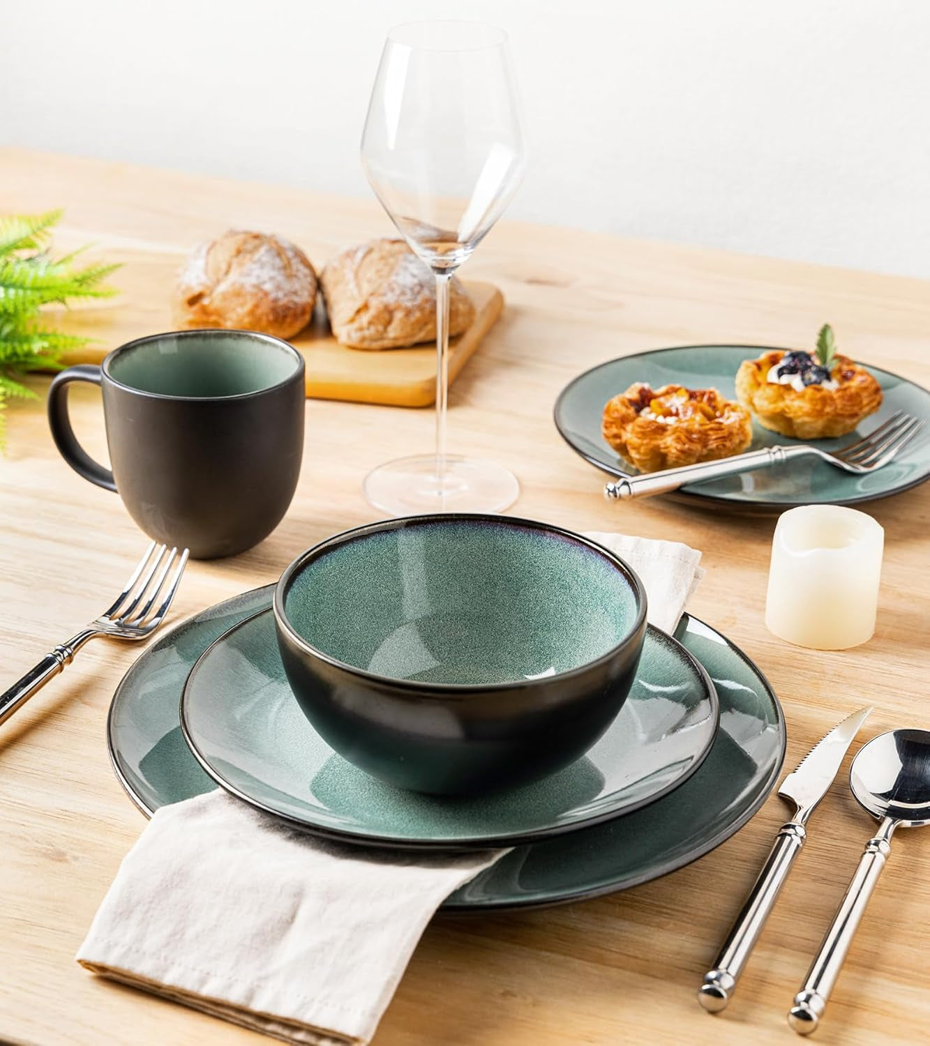 GBhome Juego de vajilla de porcelana para 4 personas, 12 piezas, esmaltado reactivo, hecho a mano, apto para microondas y lavavajillas, juego de platos y cuencos, color petróleo GDW025WB-EU