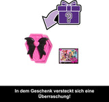 La aterradora y dulce muñeca de cumpleaños Monster High Draculaura con un vestido de fiesta rosa con accesorios temáticos como invitación, globo, regalo, abanicos y más, JBG74