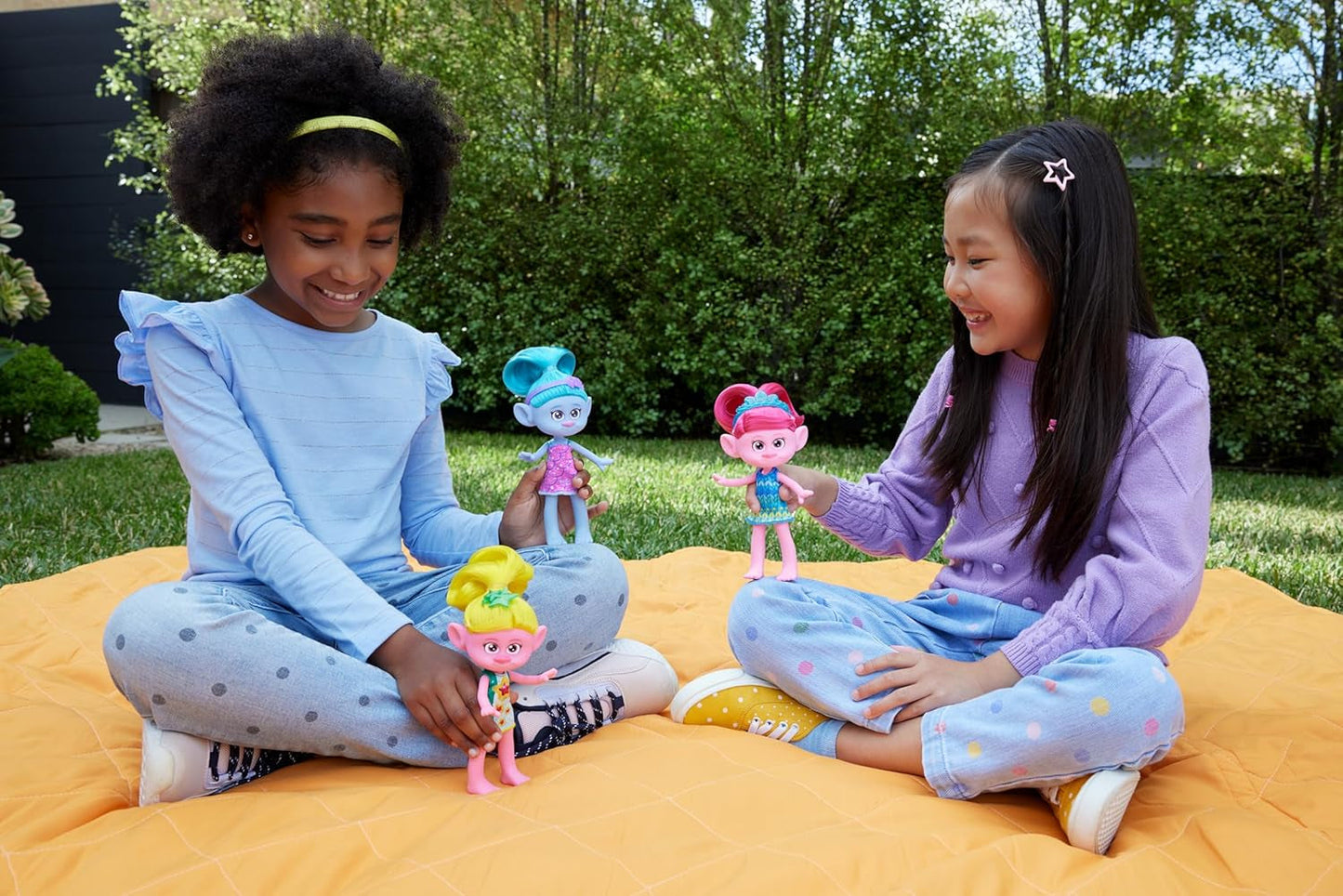 Mattel DREAMWORKS TROLLS United We Stand - Muñeca Hairy Surprises de chenilla con cabello azul brillante, diadema morada, a partir de 3 años, HNF15