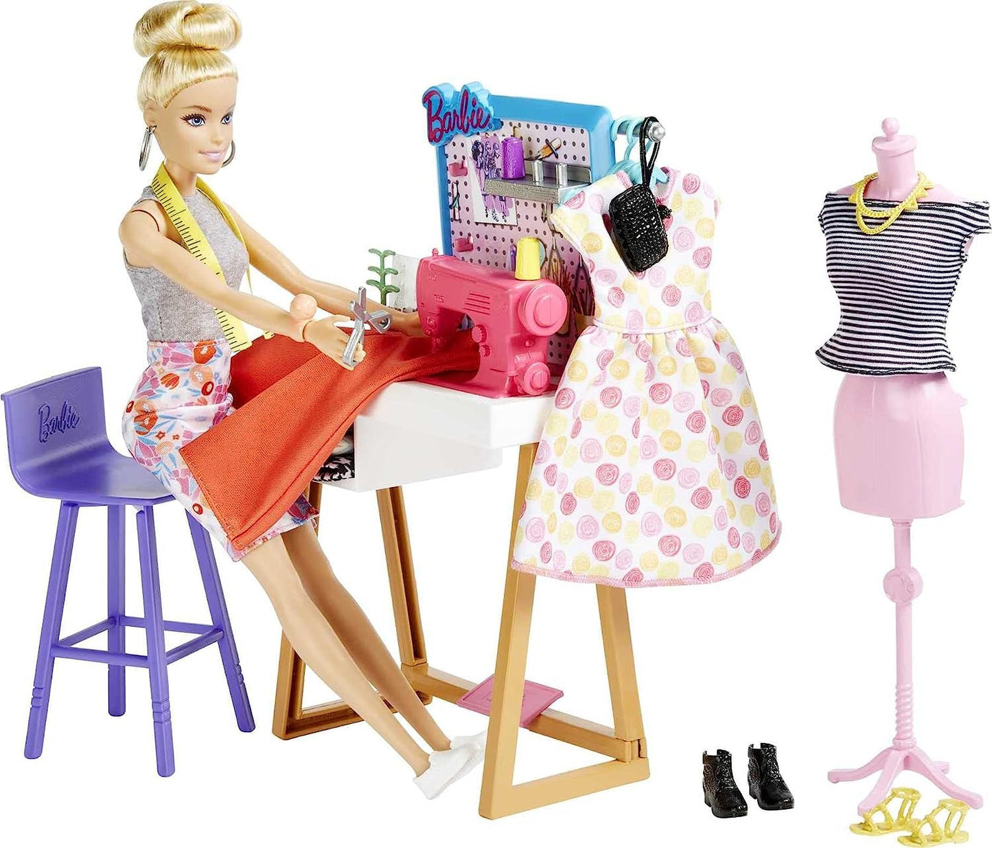 Barbie HDY90 - muñeca de diseño (30,40 cm) y estudio, 25+ complementos de diseño y moda, escritorio de diseño, silla, máquina de coser, modelo de tela, maniquí y más, juguetes a partir de 3 años Naty Shop Muñecas