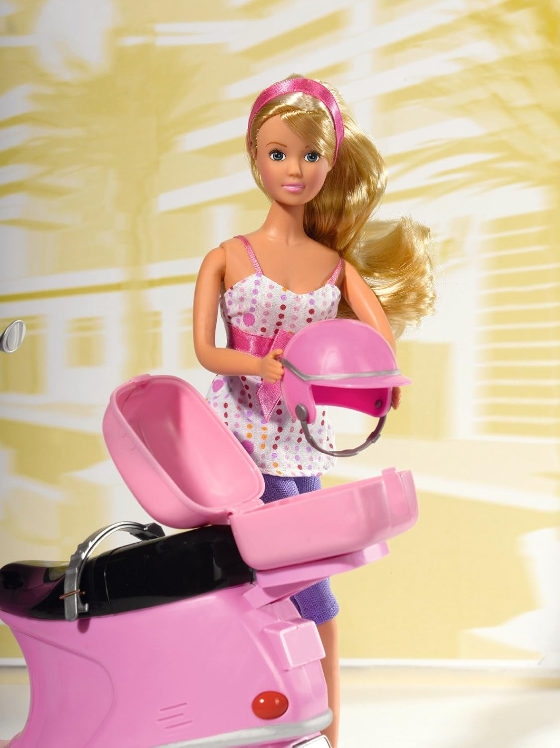 Simba 105730282 - Patinete urbano Steffi Love Chic, Steffi con patinete rosa con casco y compartimento para casco, muñeca de moda, 29 cm, para niños a partir de 3 años