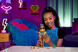 Muñeca Monster High Cleo De Nile con Blusa Dorada y Falda a Capas, Incluye Mascota Cobra Hissette y Accesorios como Mochila, Bocadillo y Rollo de Papel, HXH74 Muñecas Naty Shop