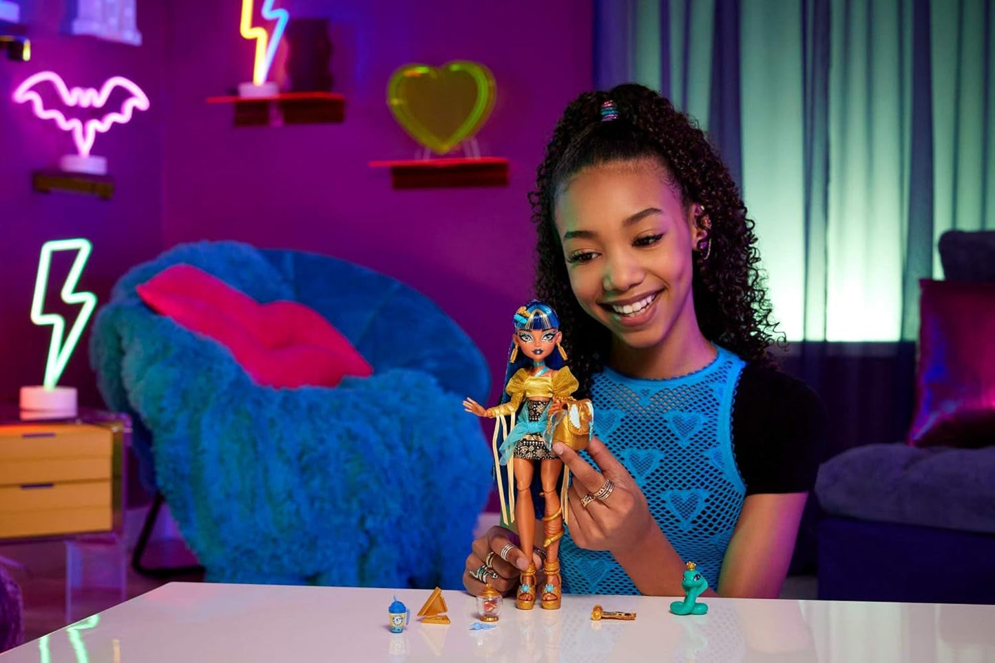 Muñeca Monster High Cleo De Nile con blusa dorada y falda a capas, incluye la cobra Hissette y accesorios como una mochila, un refrigerio y un rollo de papel higiénico, HXH74