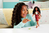 Mattel Toys Disney Moana 2 Tautai Moana Muñeca de moda para nadar con 2 accesorios, parte superior y piernas que cambian de color para movimientos de natación inspirados en la película JFF09