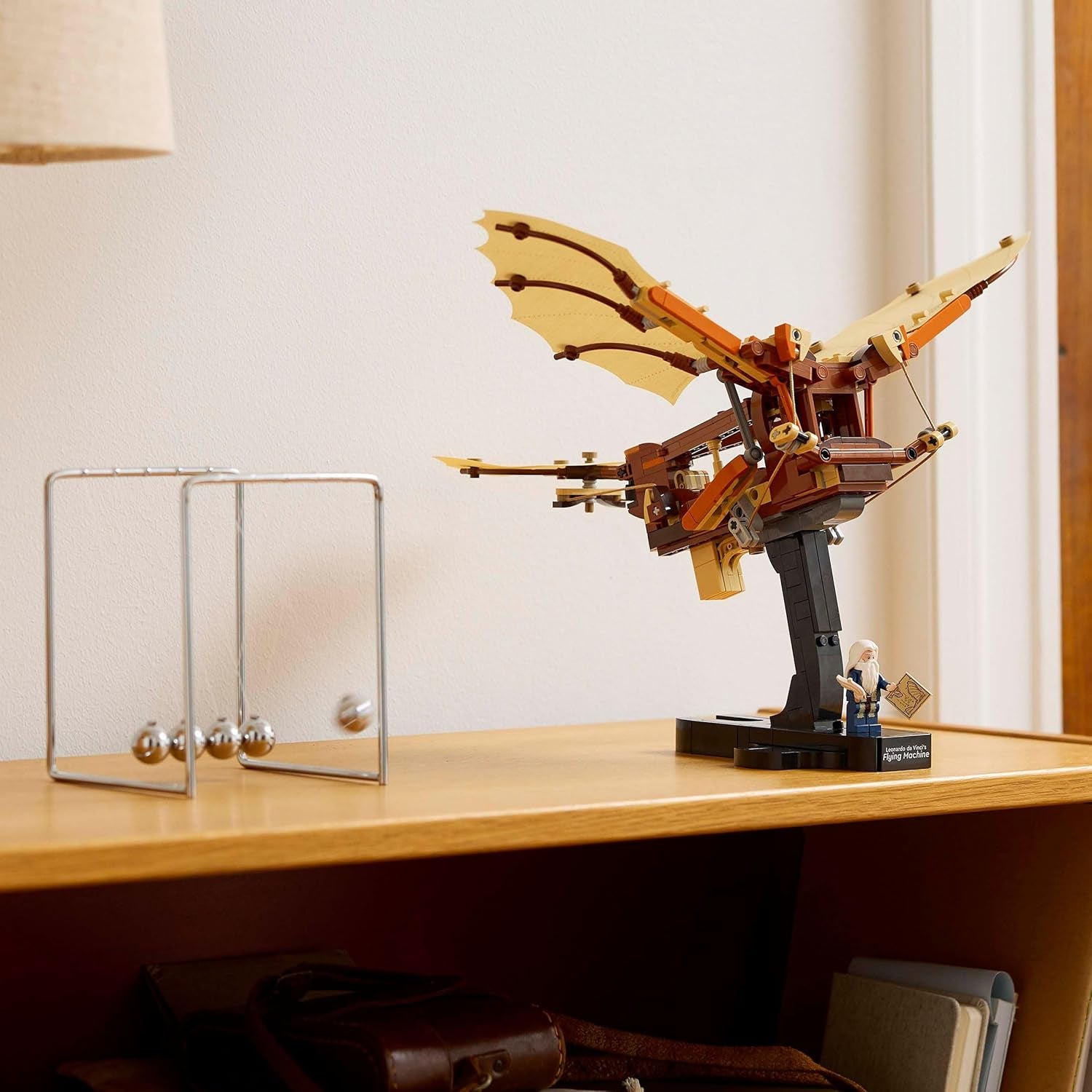 LEGO Icons Máquina voladora de Leonardo Da Vinci con alas batientes - Incluye minifigura y soporte - Set de construcción para adultos - Set de decoración del hogar - Idea de regalo - 10363 Juegos de construcción Besuche den LEGO-Store