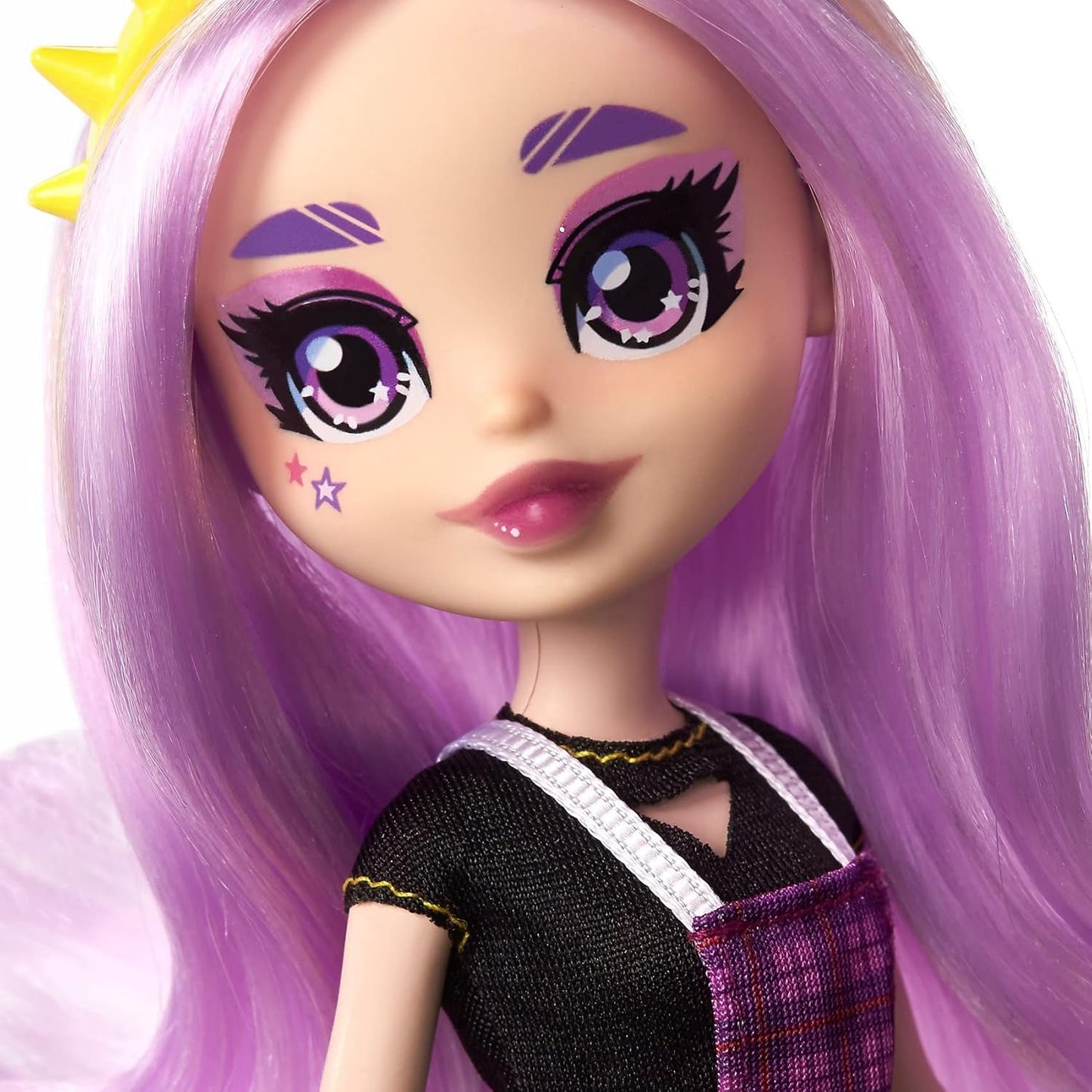 Mattel Hello Kitty GWW98 - Figura Sanrio Badtz-Maru y Jazzlyn Puppe (aprox. 25,4 cm) con accesorios y accesorios, cabello largo lila y atuendo moderno, peajes para niños de 3 años
