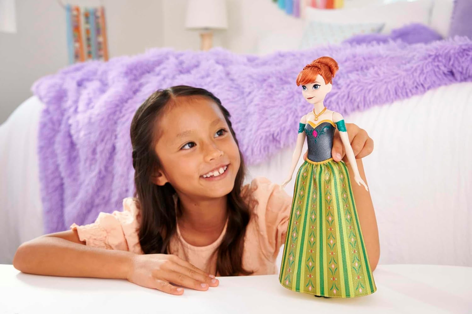Mattel Disney Frozen Muñeca Anna cantante - Fragmento de canción de 30 segundos, traje clásico de castillo, falda suave desmontable, cabello peinable, para niños a partir de 3 años, versión alemana, HMG41