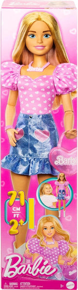 Muñeca Barbie de moda, 71cm, rubia, con ropa desmontable, falda vaquera superior rosa, botas vaqueras, collar y bolso HYT84