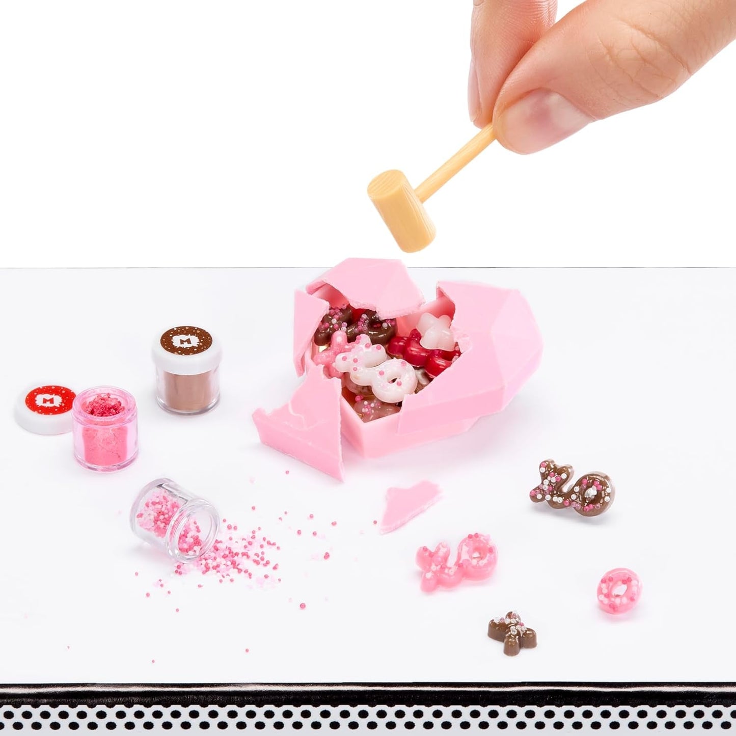 MGA Miniverse - Make It Mini with Love - Mini coleccionables, kit de manualidades de resina DIY, serie del día de San Valentín, réplicas de alimentos, no comestible - Para coleccionistas y niños a partir de 8 años