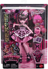 La aterradora y dulce muñeca de cumpleaños Monster High Draculaura con un vestido de fiesta rosa con accesorios temáticos como invitación, globo, regalo, abanicos y más, JBG74