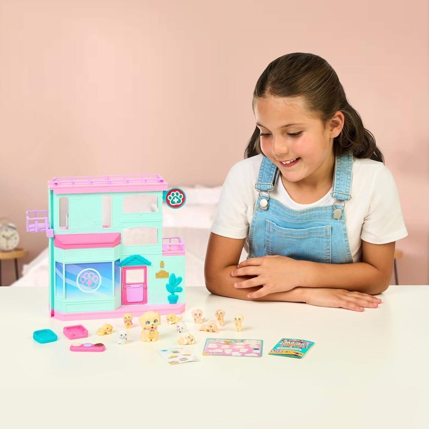 Little Live Pets Mama Surprise Families Baby Clinic Playset, 3 cachorros Retriever incluidos, Magic, juego de doble cara (27,8 cm de ancho, 23,8 cm de alto). Alimentar, bañar y jugar, regalo para niños Figuras de acción Naty Shop