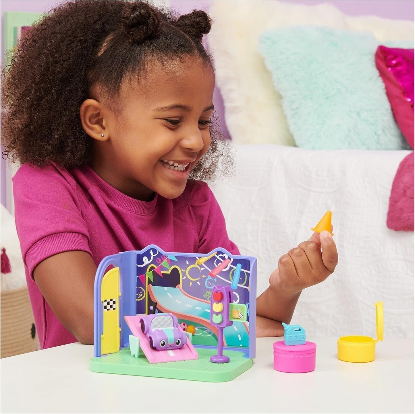 Gabby's Dollhouse Habitación Deluxe, Sala de Juegos Purr-Ific, Sala de Juegos con Carlita Toy Car, 2 Muebles y 2 Cajas Sorpresa con Accesorios, Apto para Mayores de 3 años Naty Shop Dollhouses
