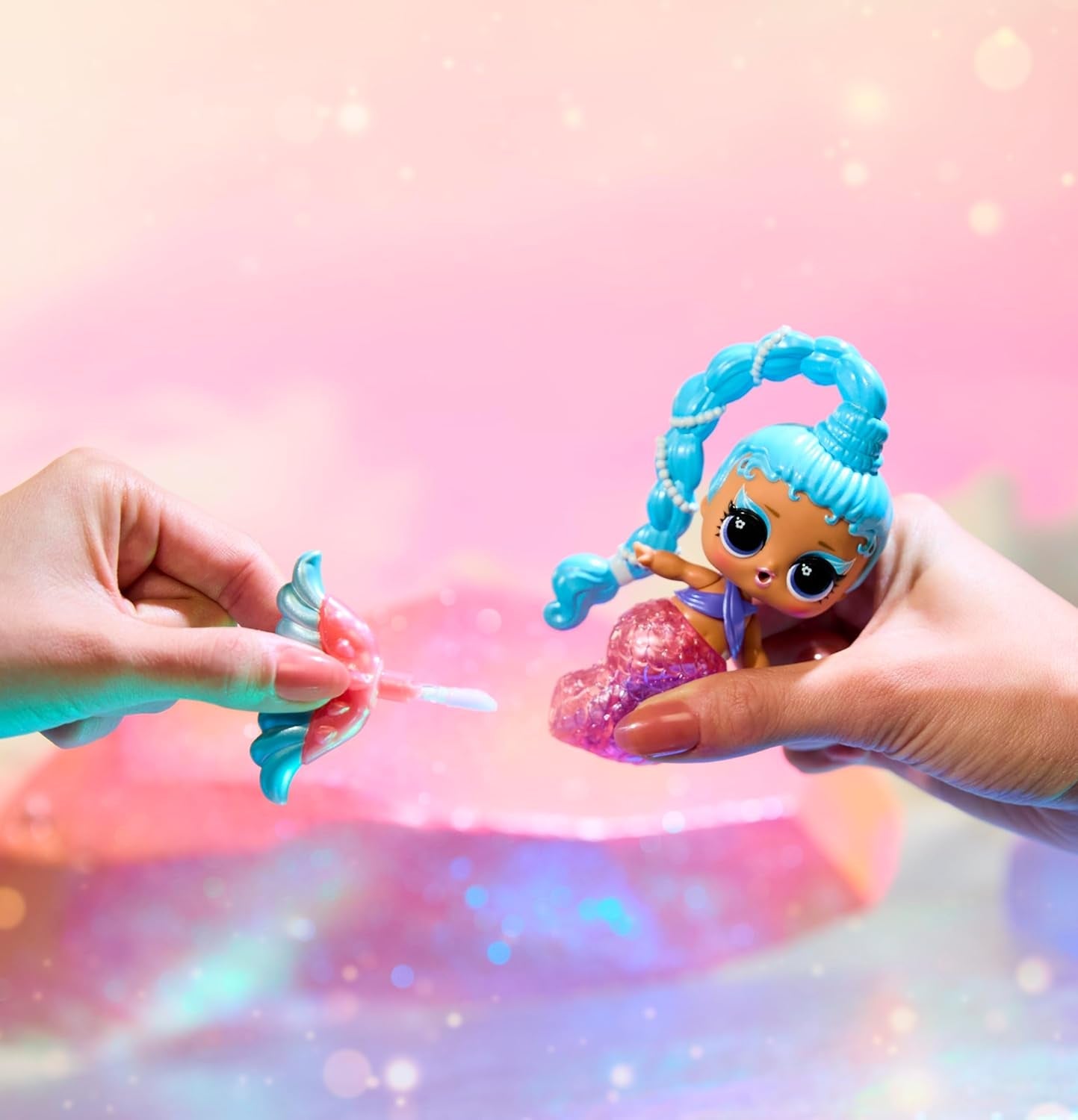 Jajaja ¡Sorpresa! Mermaids Makeover Magic Tots - Brillo de labios real para que tú y tu muñeca hagan, mezclen y creen maquillaje, divertido juego acuático, 6 muñecas para coleccionar - Edades 4+