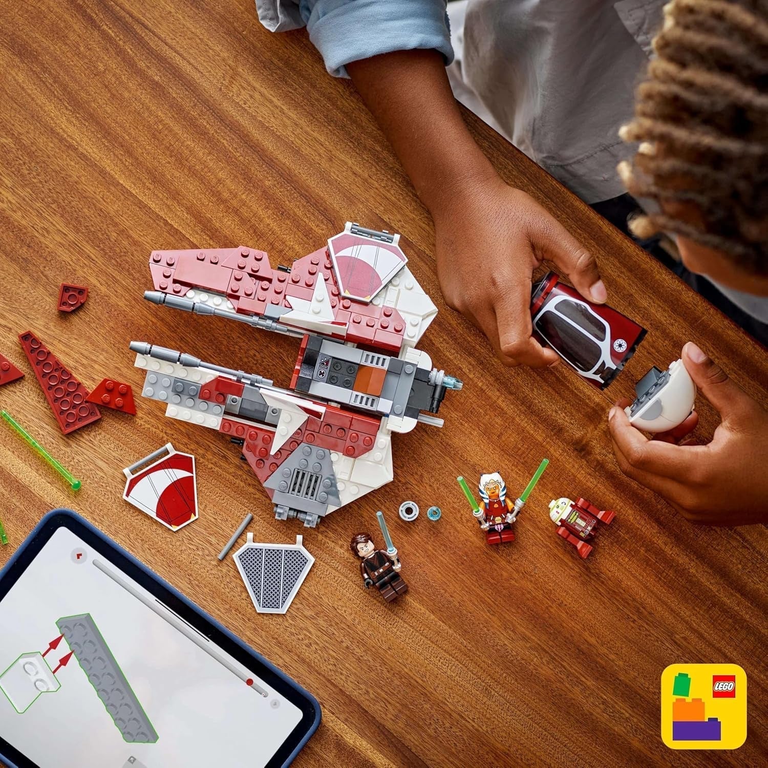 LEGO Star Wars 75401 Interceptor Jedi de Ahsoka, Caza estelar para fans de Clone Wars, Minifiguras de Ahsoka Tano y Anakin Skywalker con sables de luz y R7-A7, para niños y niñas a partir de 8 años Juegos de construcción Beuche den LEGO-Store