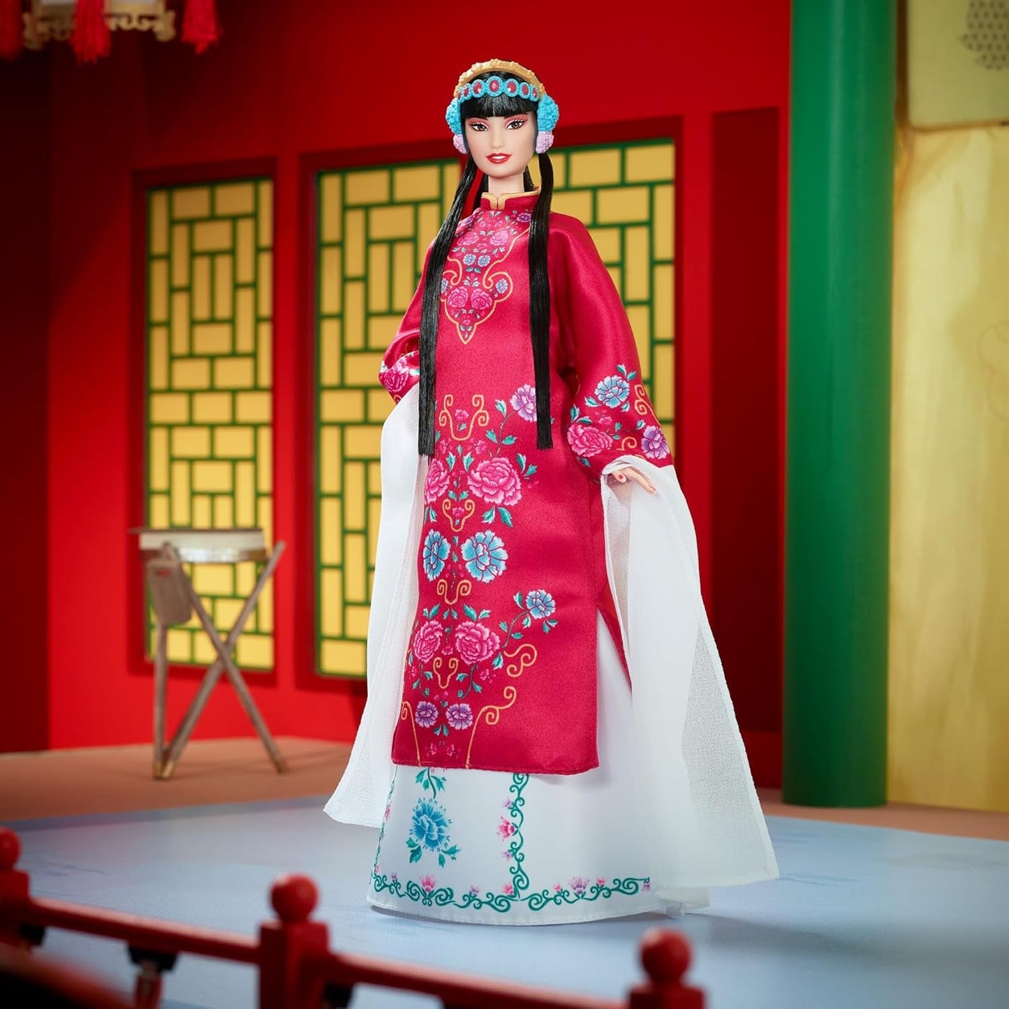 BARBIE Muñeca Barbie del Año Nuevo Lunar - Ropa tradicional en colores brillantes Rot mit Pfingstrosenmuster, cyanblaue Schuhe mit pinken Troddeln, inspiriert von der Peking-Oper, HRM57