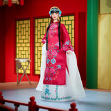 BARBIE Muñeca Barbie del Año Nuevo Lunar - Ropa tradicional en colores brillantes Rot mit Pfingstrosenmuster, cyanblaue Schuhe mit pinken Troddeln, inspiriert von der Peking-Oper, HRM57